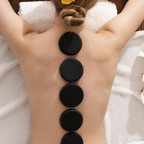 masaje con piedras calientes